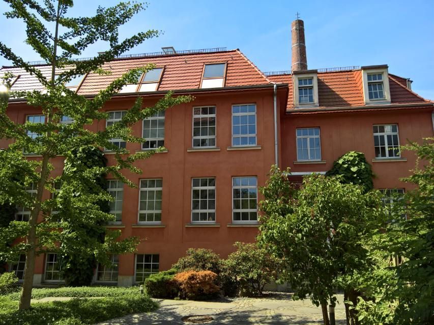 Bild grosses Gebäude von aussen