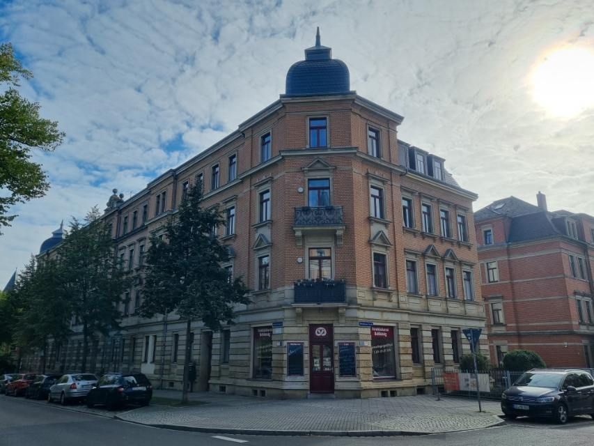 Bild grosses Gebäude von aussen