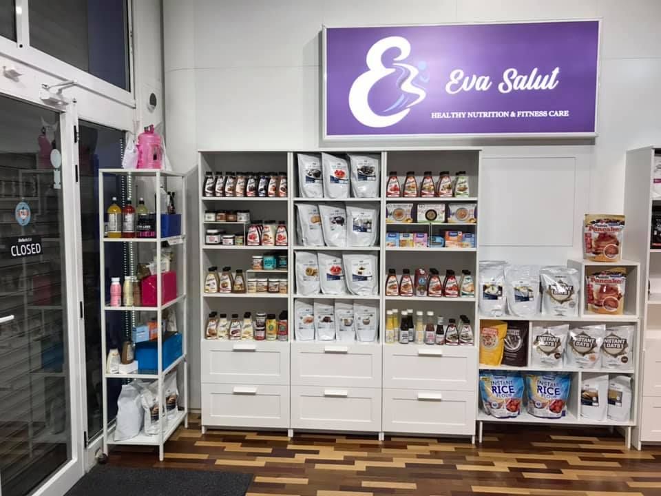 Una tienda con un cartel morado que dice Eva Salut