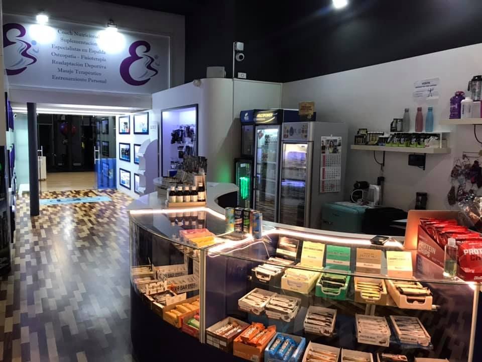 Una tienda llena de comida y bebida.