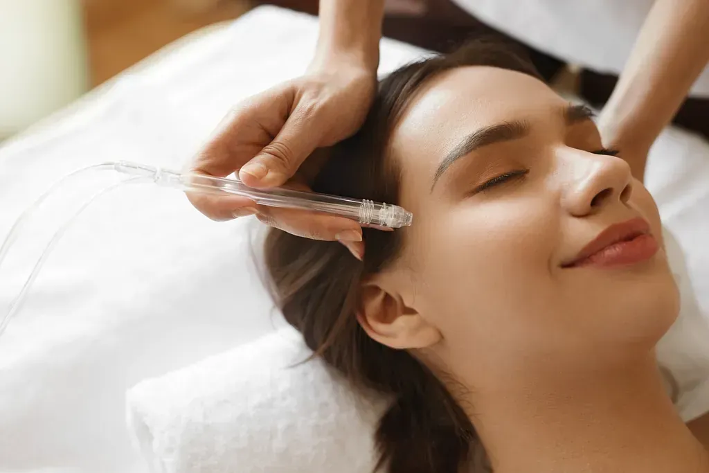 Una mujer está recibiendo un tratamiento facial en un spa.