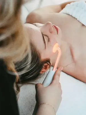 Una mujer está recibiendo un tratamiento facial en un spa.