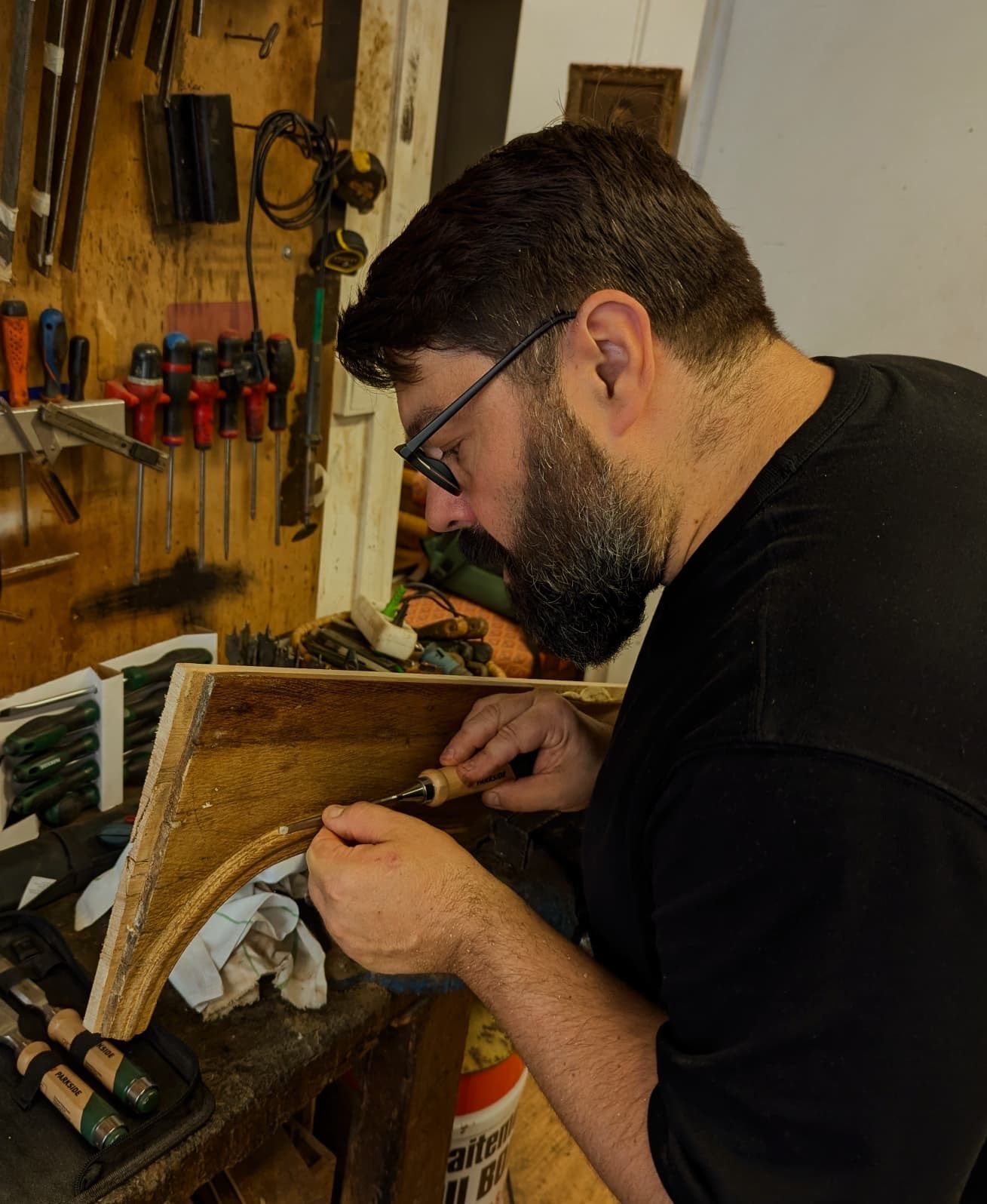 Un homme travaillant le bois dans un atelier