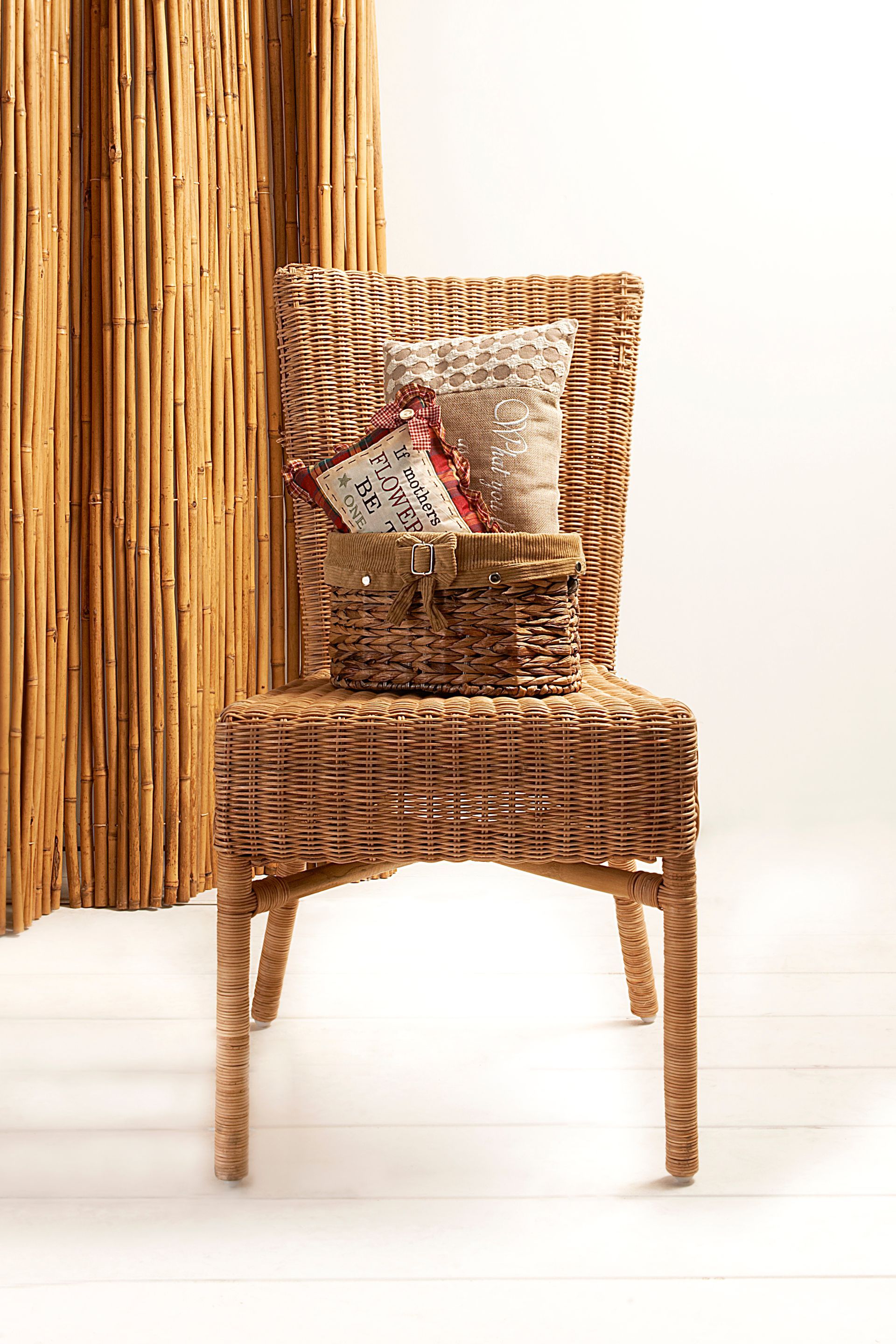 Une chaise en bois (cannage et rempaillage)