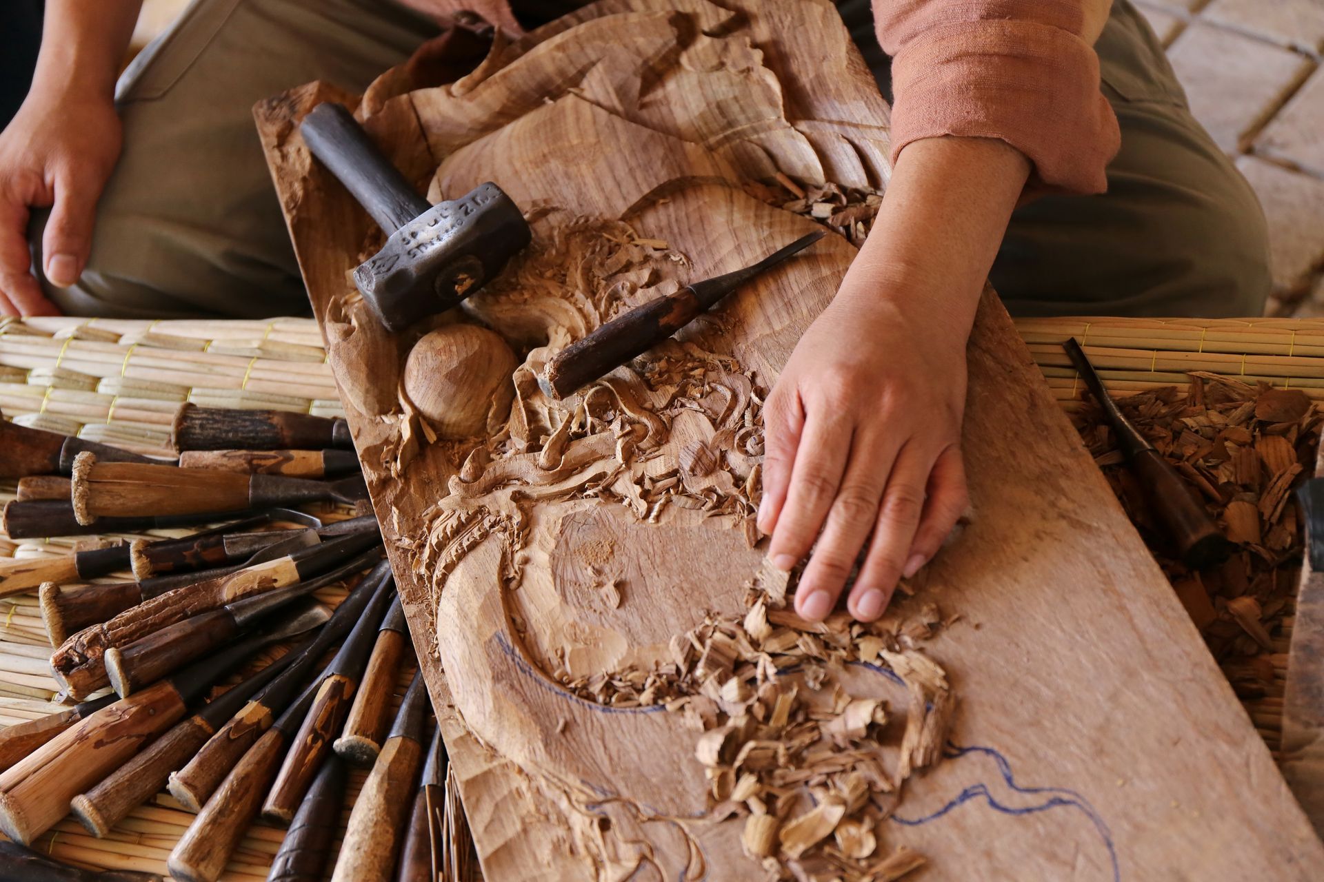 Un homme travaillant sur une sculpture en bois