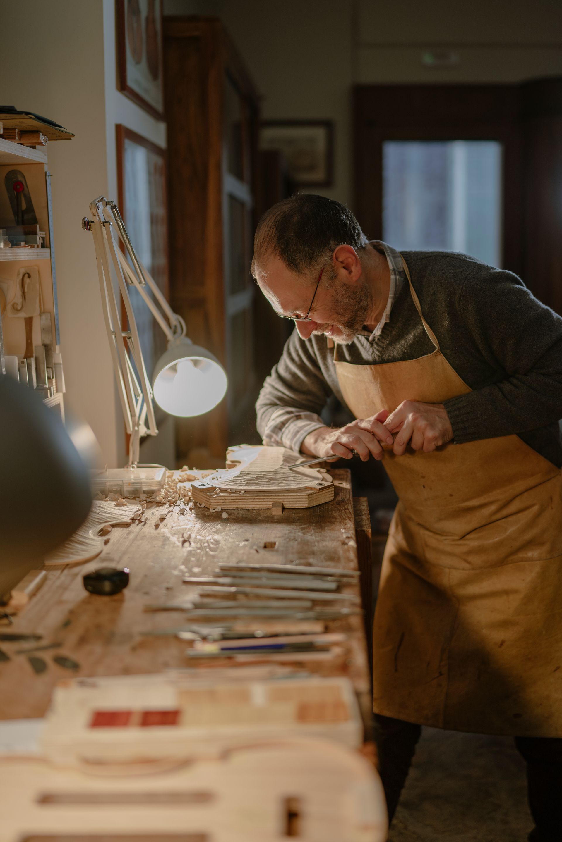 Un homme qui travaille le bois dans un atelier
