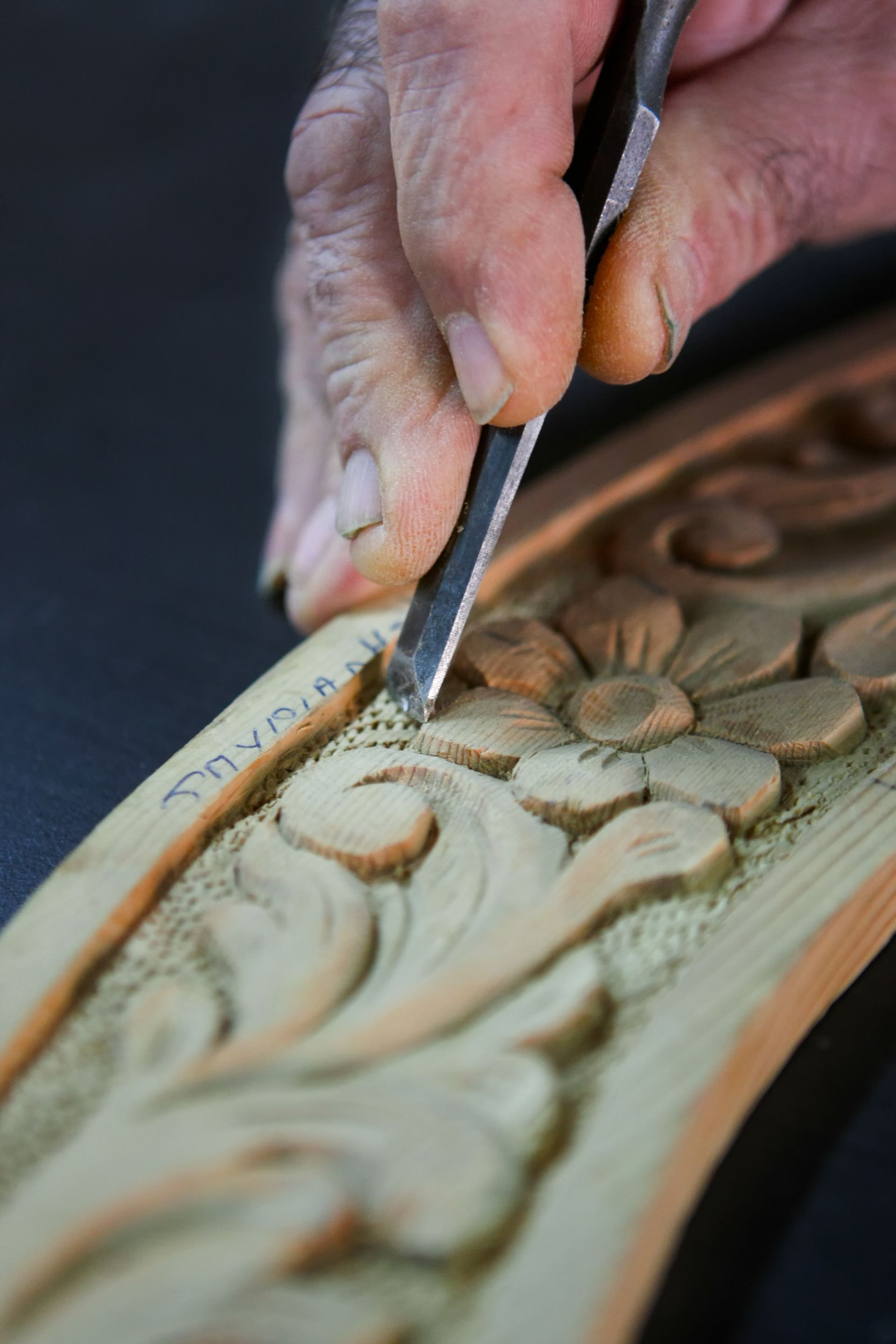 Réalisation de motifs décoratifs sur du bois