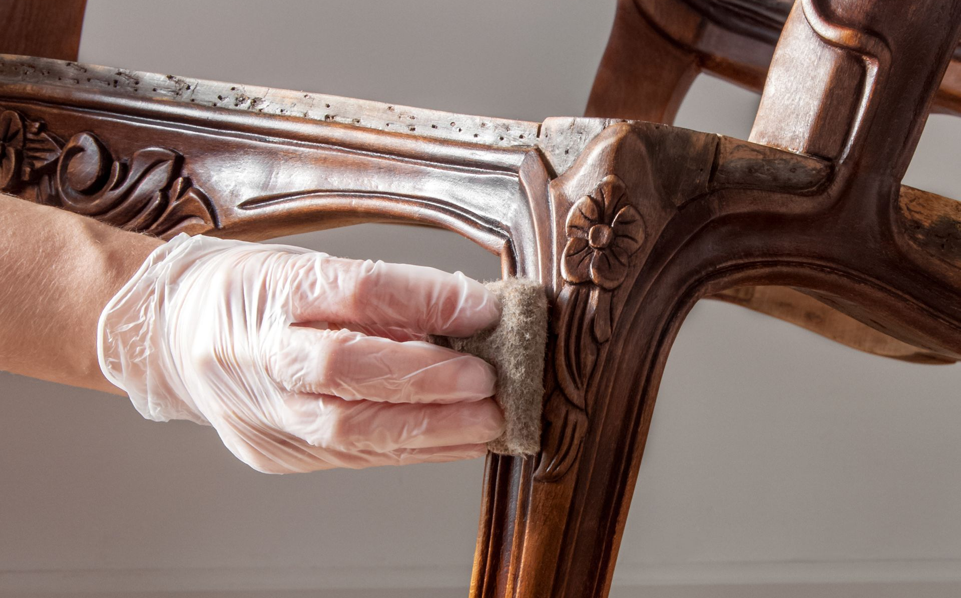 Travail sur une chaise en bois