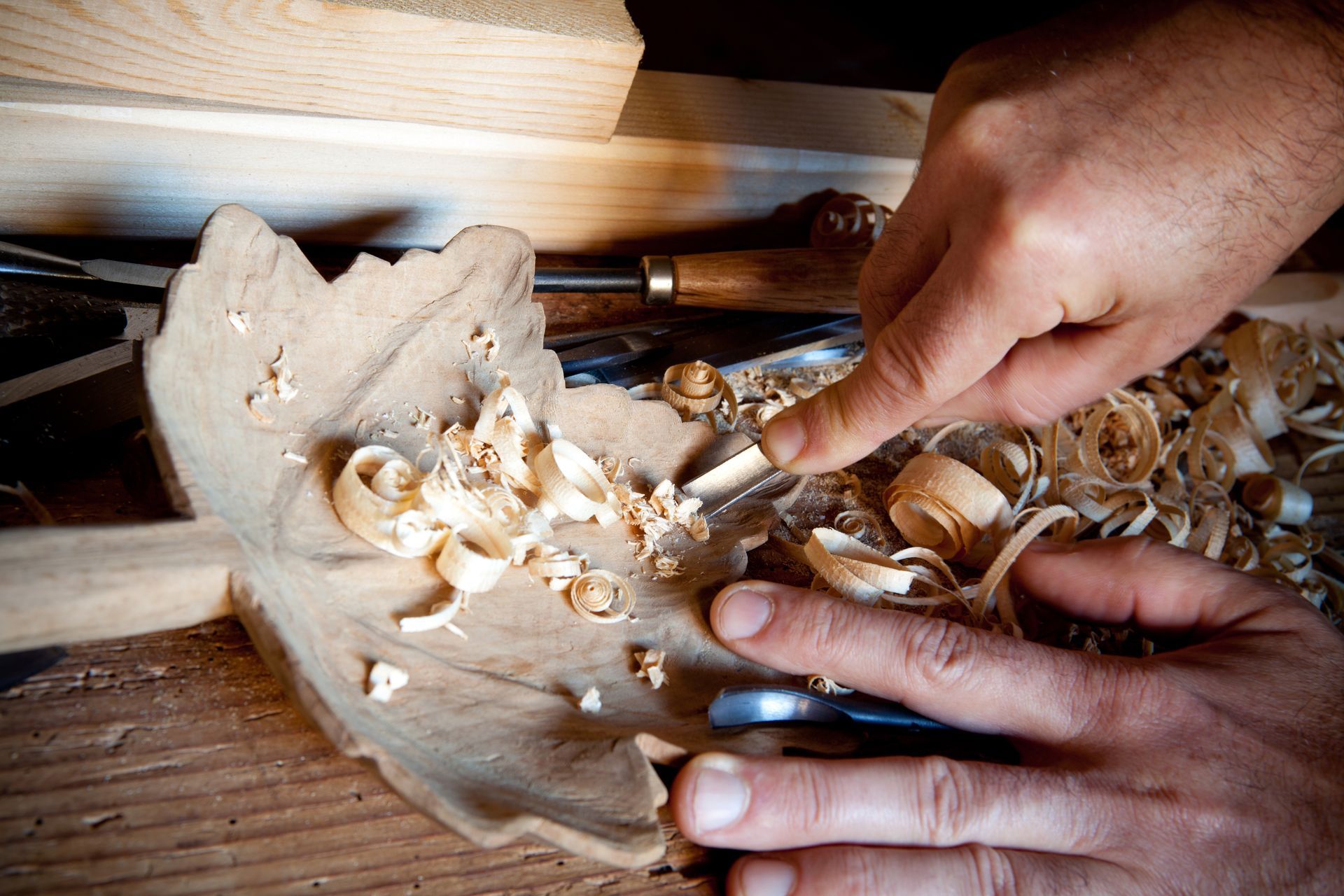 Un homme qui travaille en utilisant la technique de la marqueterie