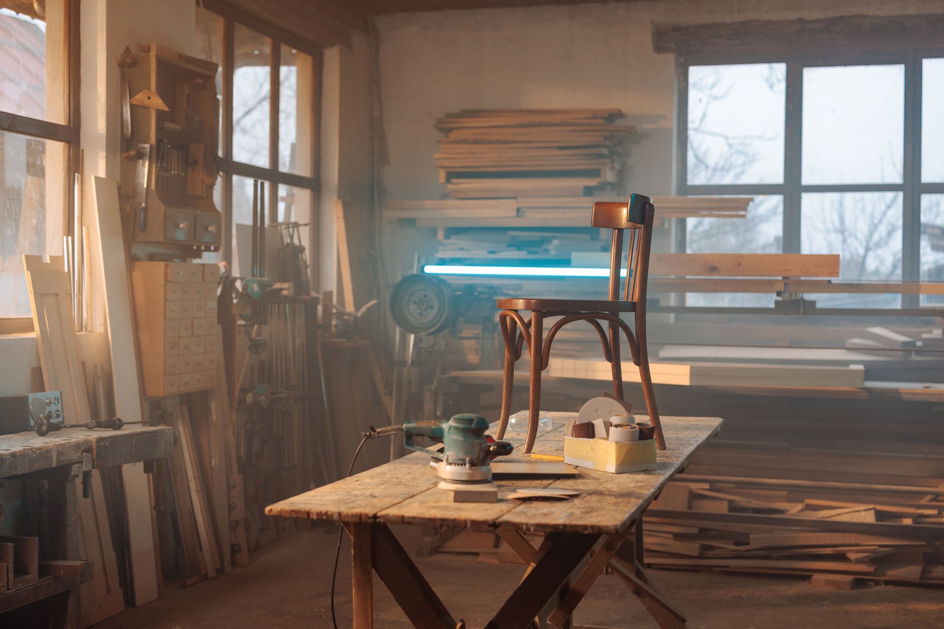 Une chaise sur une table d'atelier