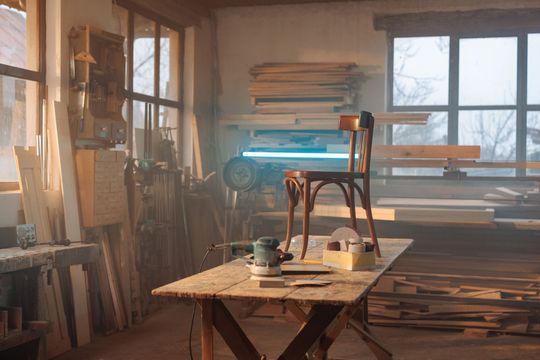 Une chaise rénovée sur une table dans un atelier