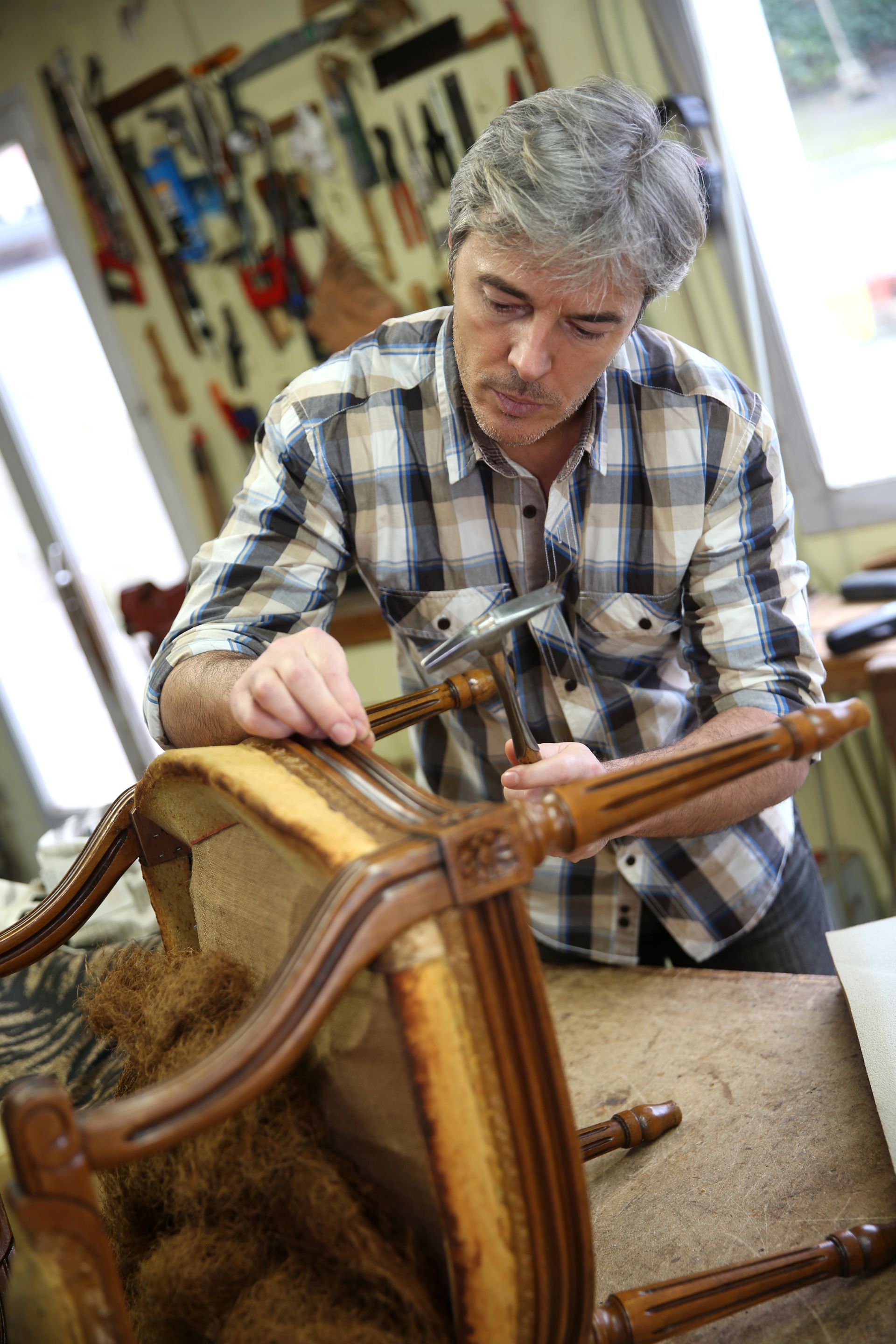 Un homme qui travaille sur un fauteuil