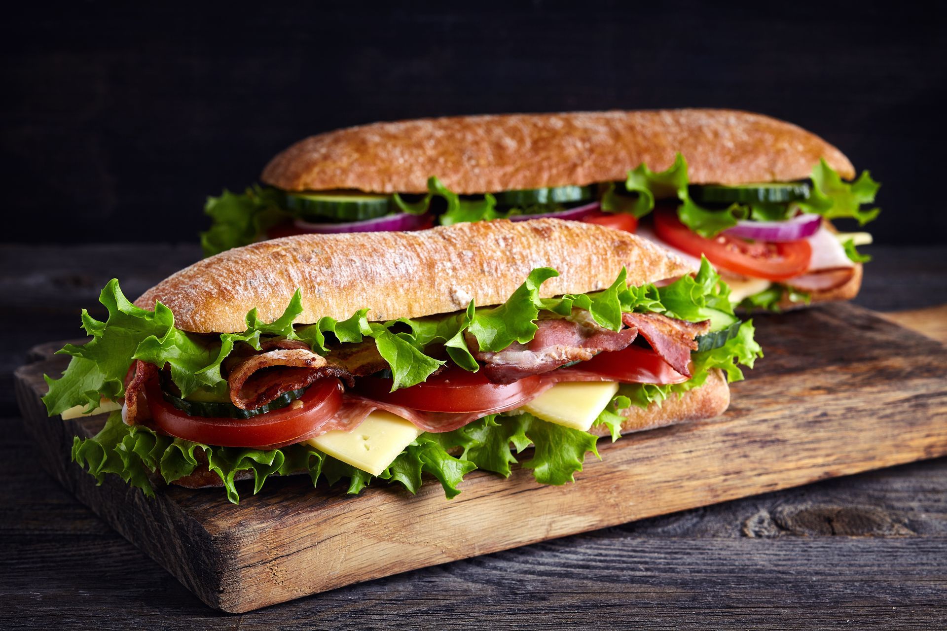 Un sandwich sur une assiette blanche sur une table en bois.