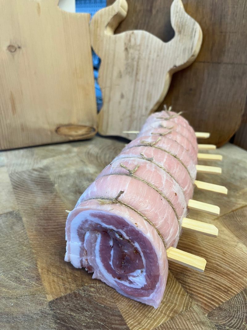 Un morceau de viande est posé sur une planche à découper en bois.