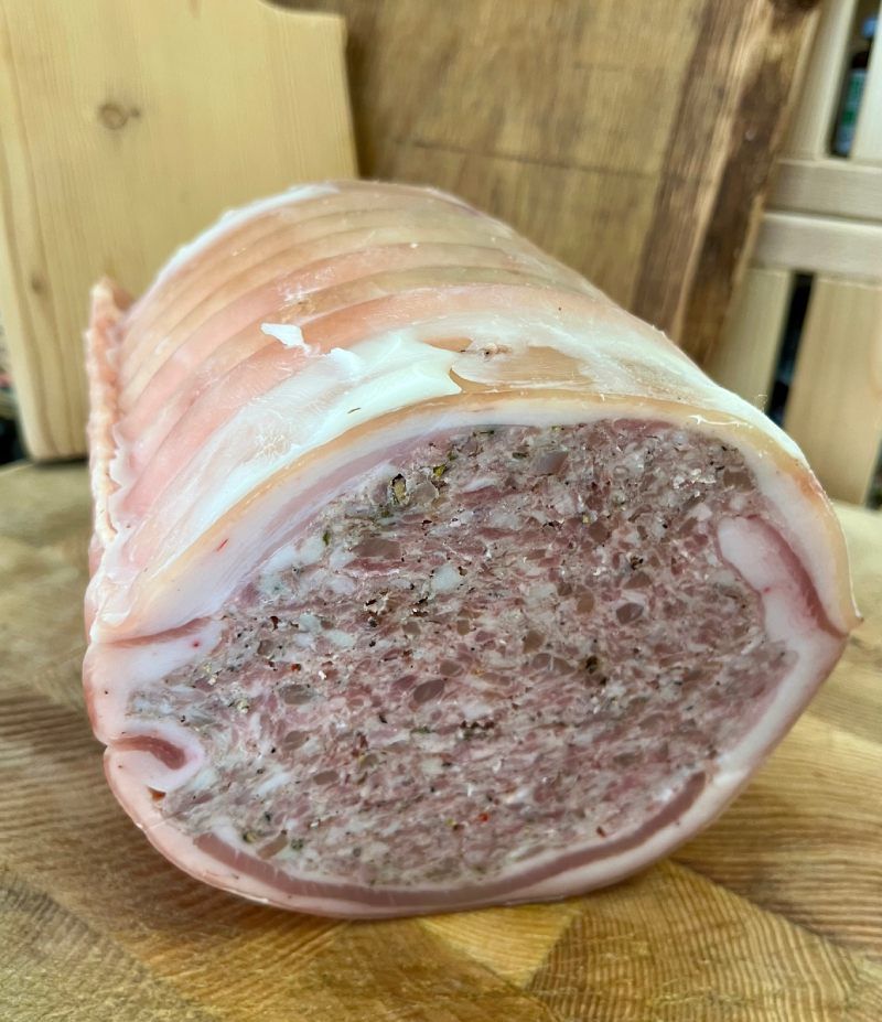 Un gros morceau de viande est posé sur une planche à découper en bois.