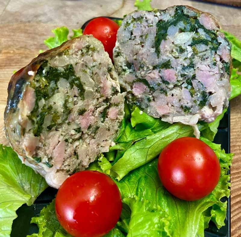 Une assiette de nourriture avec de la laitue, des tomates et de la viande sur une table.