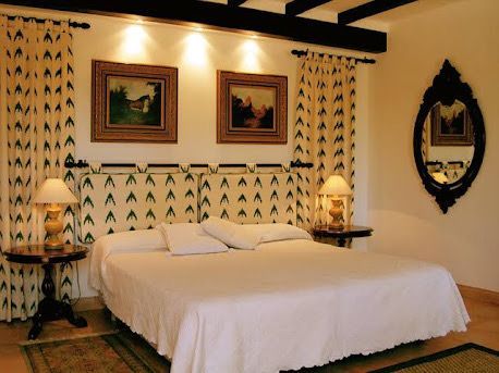 Un dormitorio con una cama grande y un espejo.