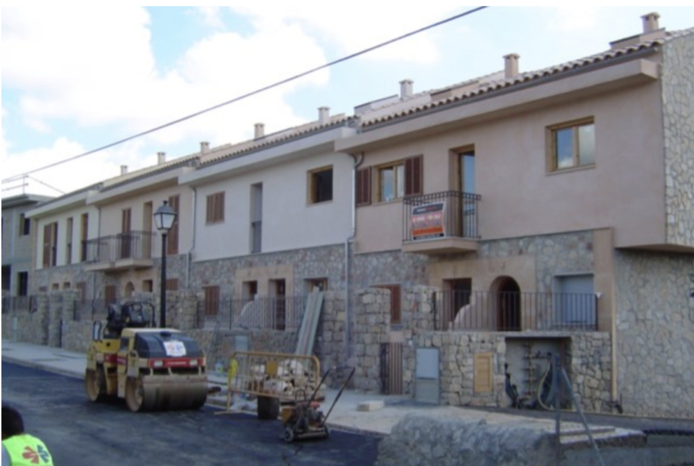 Un edificio en construcción con un cartel que dice 'alquiler'.
