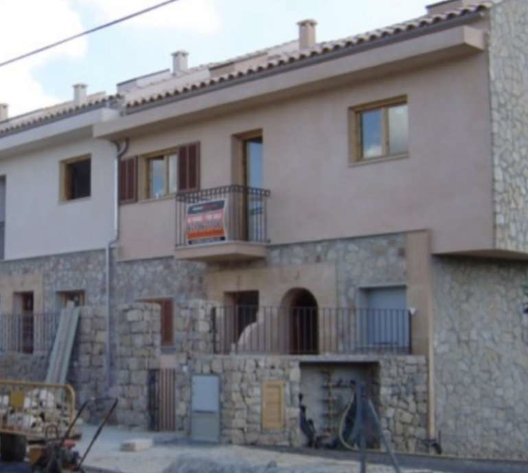 Un edificio con un cartel que dice 'alquiler'