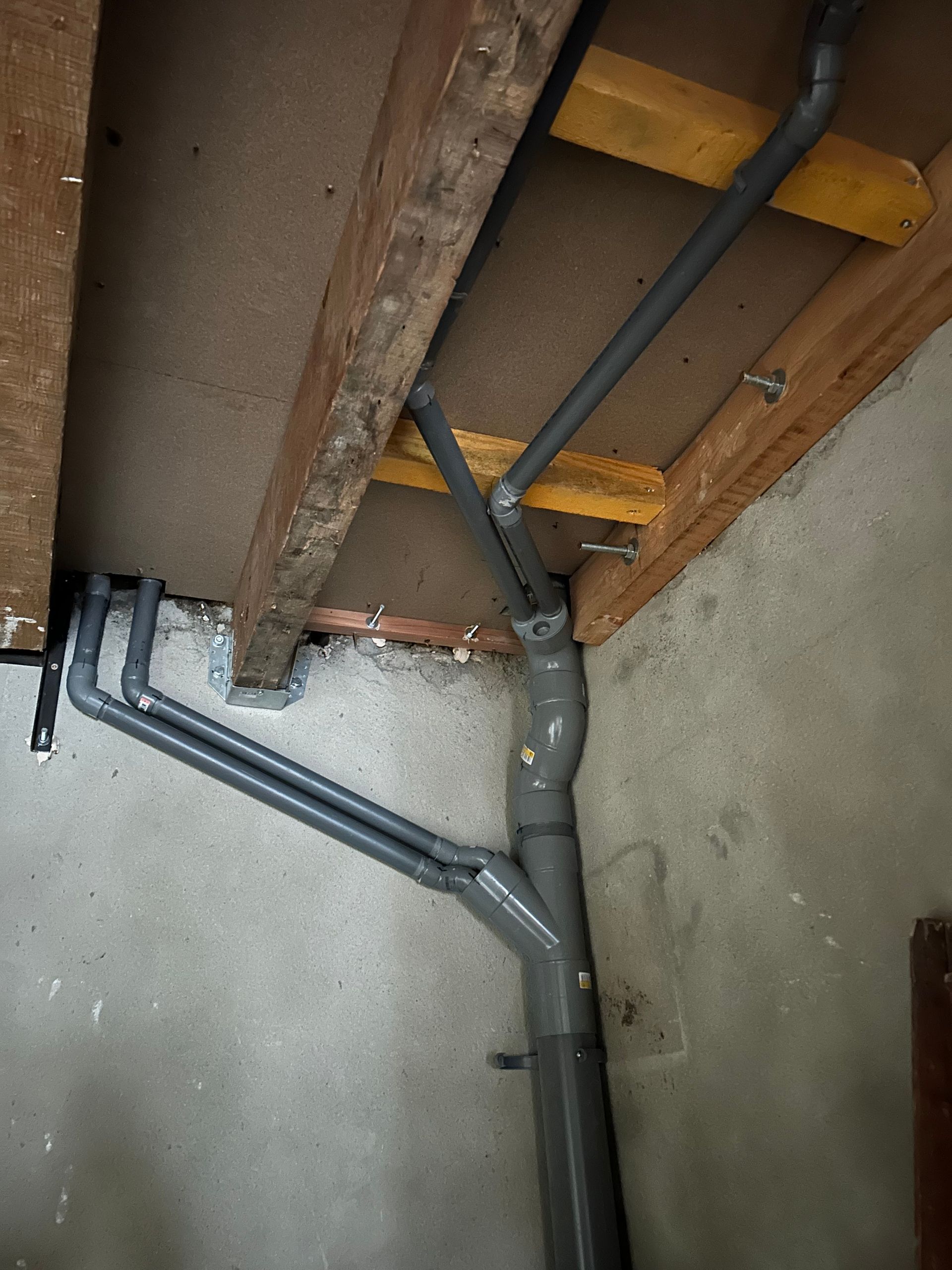 Quelques tuyaux en acier et autres matériaux le long d'un mur