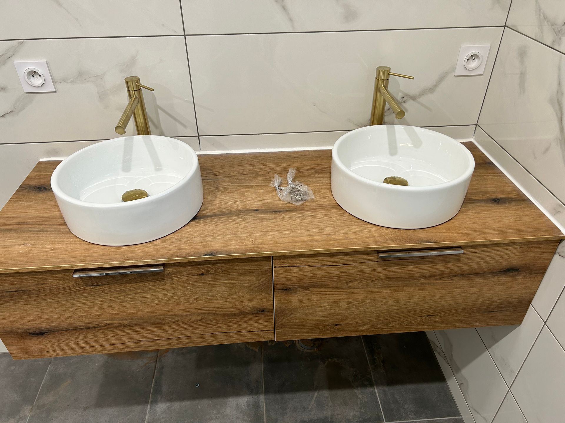 Meuble en bois avec vasques