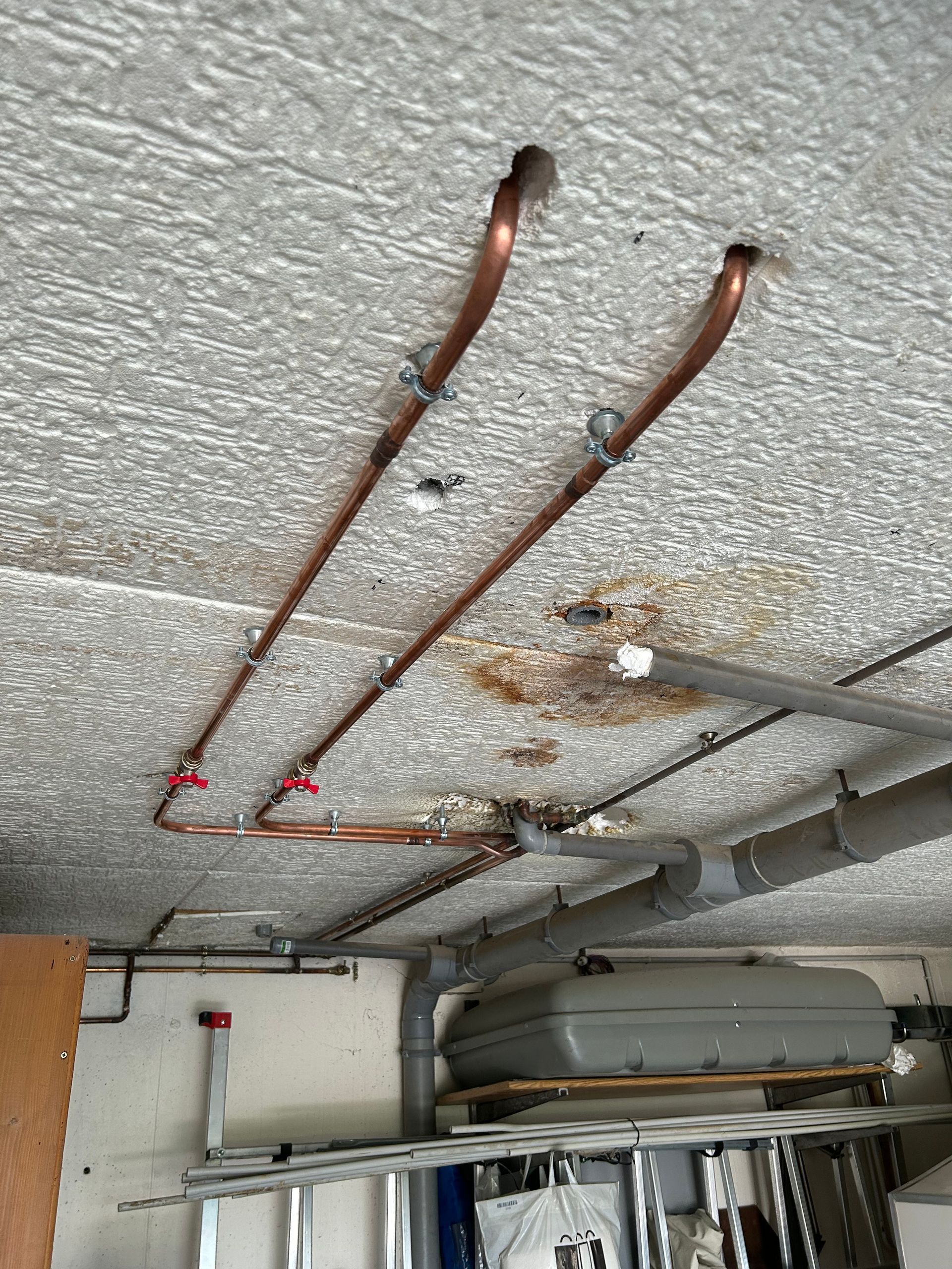 Tuyauterie en cuivre qui court le long d'un plafond