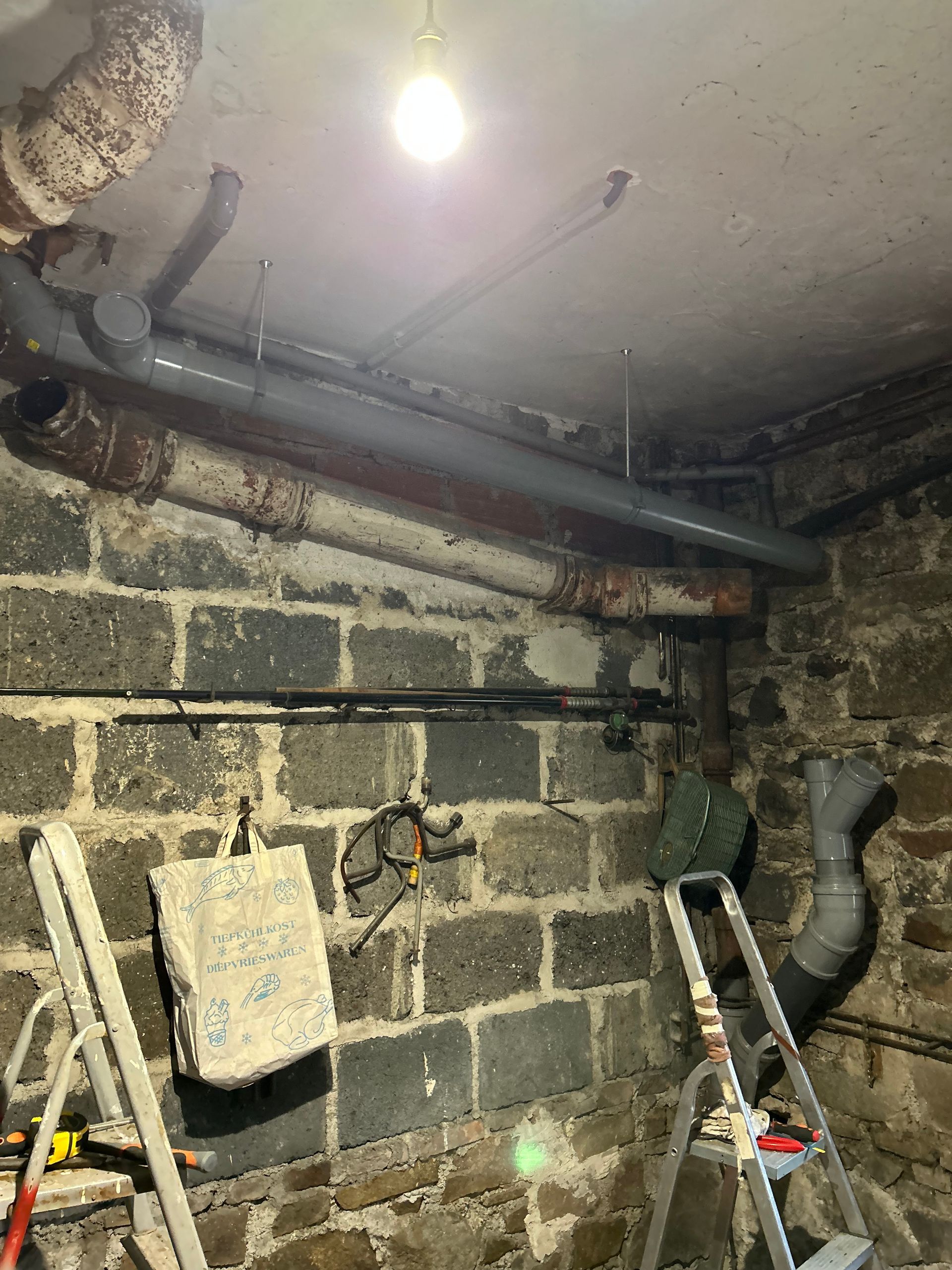 Tuyaux installés au plafond