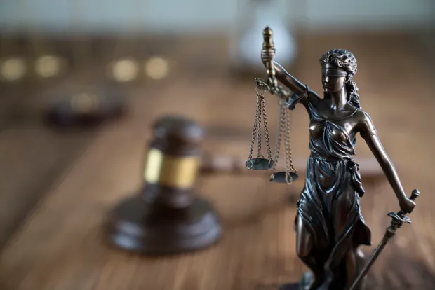 Una estatua de la Dama de la Justicia sosteniendo una balanza y una espada