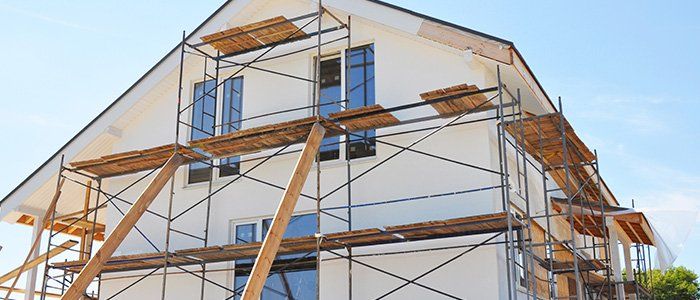 Façade d'une maison en cours de rénovation