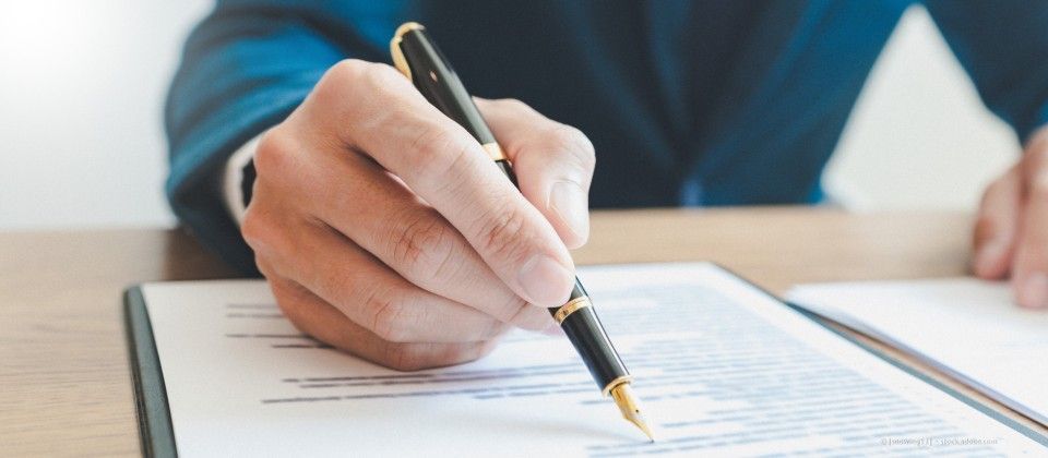 Sihler Albrecht Rechtsanwalt schreibt etwas auf