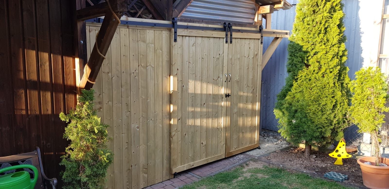 Holzverkleidung mit Schiebetüren