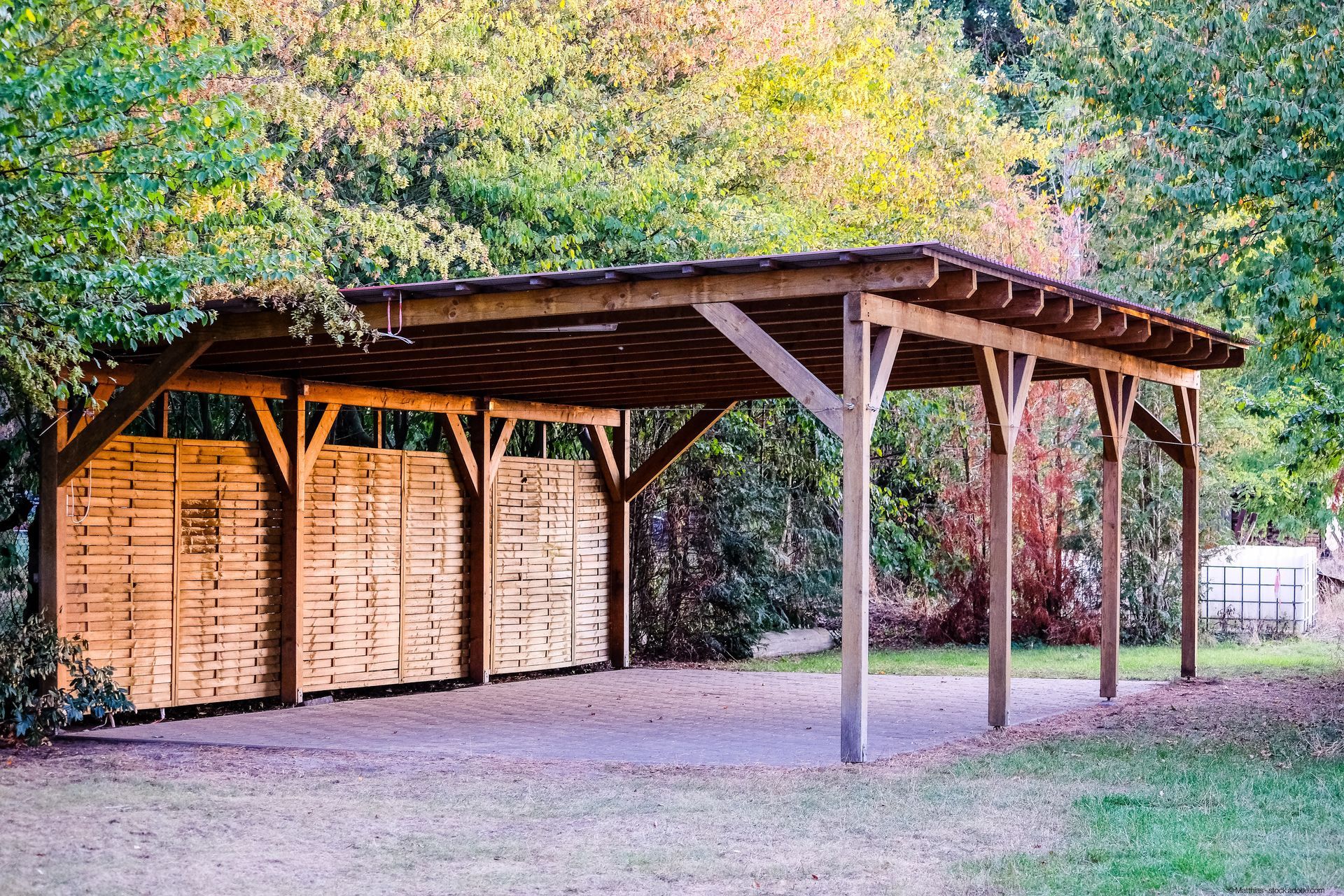 Großer Carport aus Holz für mehrere Fahrzeuge