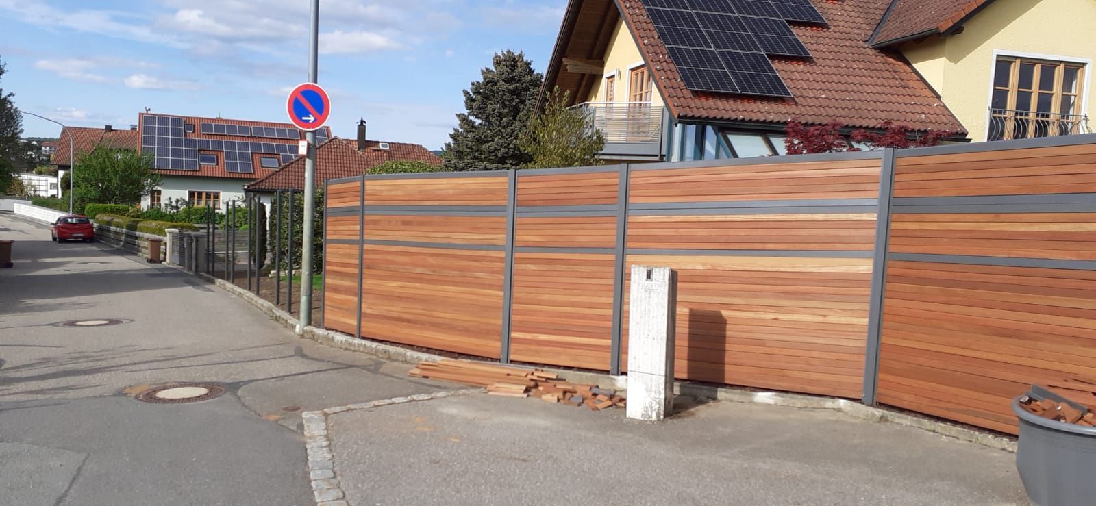 Zaun und Sichtschutz aus Holz und Metall