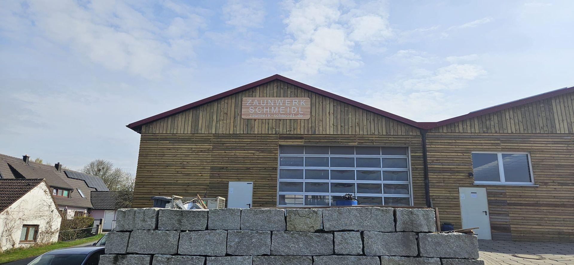 Werkstatt mit Holzfassade