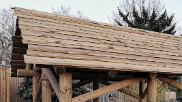 Offene Gartenhütte aus Holz in einem Garten