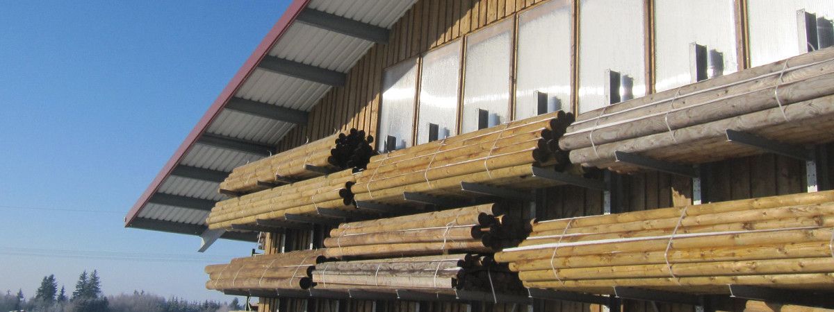 Haus mit Holzlager unter dem Dach