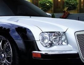 Frontal de coche de lujo en color blanco y negro, llantas cromadas, detalle de faros.