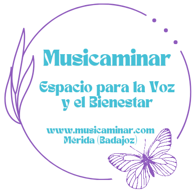 Logotipo de "Musicaminar", un espacio para la voz y el bienestar. Texto en verde azulado y detalles morados sobre fondo blanco. Elementos de mariposas y hojas. Direcci&oacute;n web.