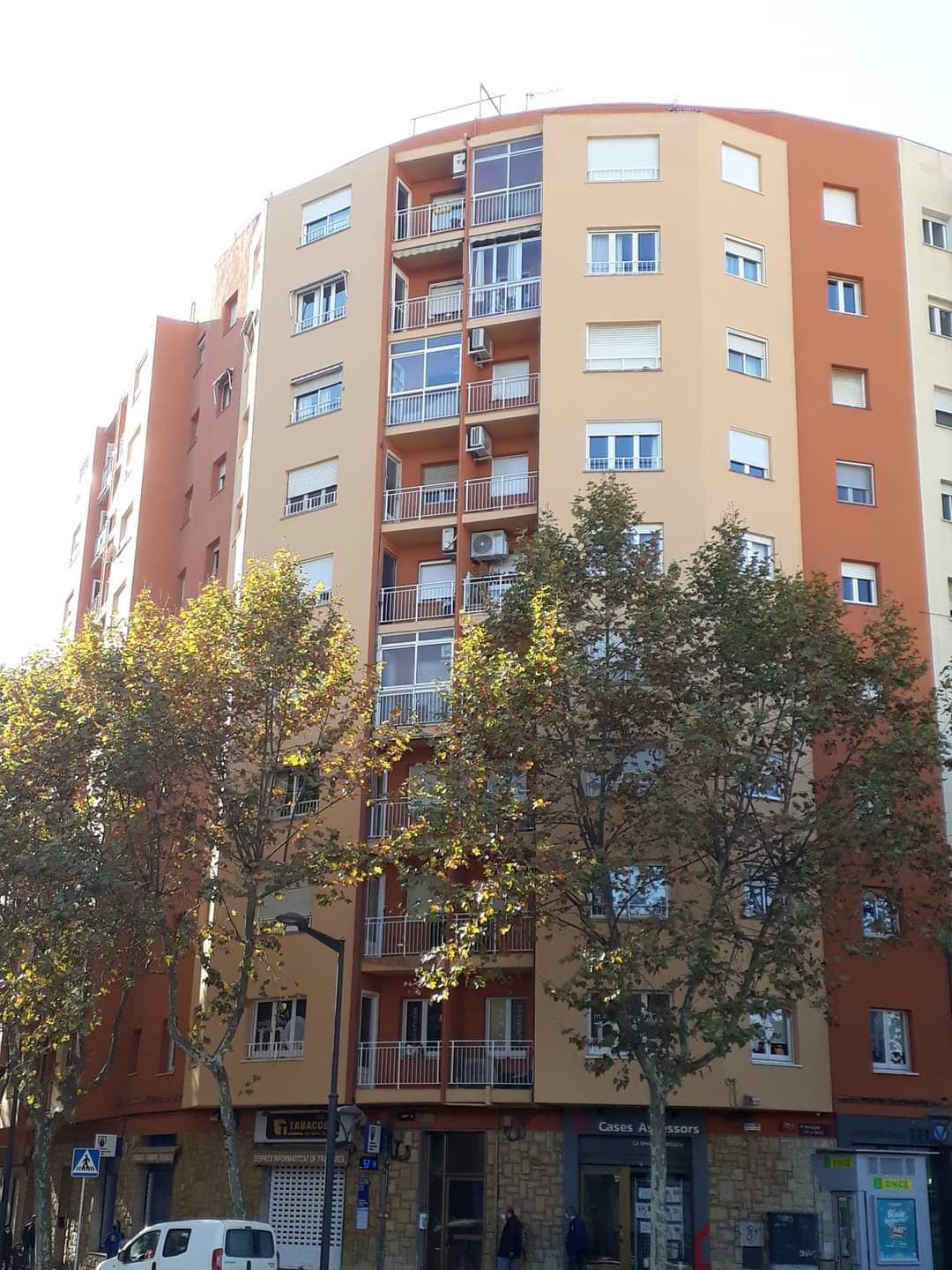 Un edificio alto con muchas ventanas y balcones.