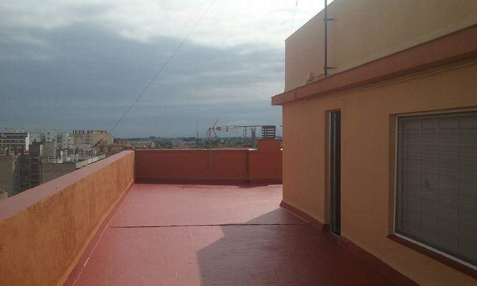 Hay una terraza en la azotea con vista a la ciudad.