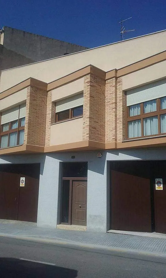 Un edificio con muchas ventanas y puertas de garaje