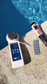 Un dispositivo está situado en una repisa al lado de una piscina.