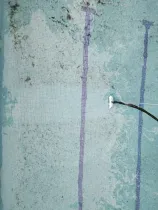 Una vista aérea de una piscina con una manguera conectada a ella.