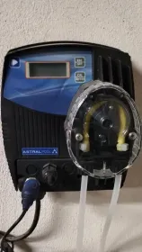 Un dispositivo azul y negro está fijado a una pared.
