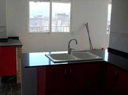 Una cocina con fregadero y ventana.