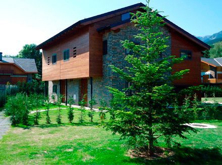 Una casa grande con un exuberante césped verde en frente.