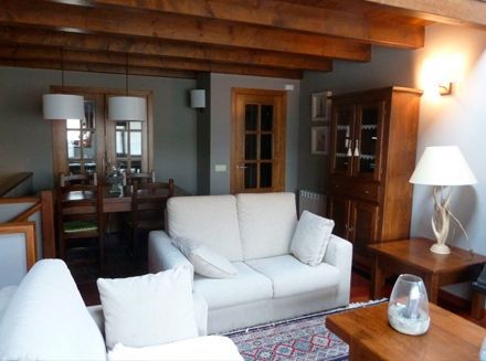 Una sala de estar con un sofá blanco y una lámpara.