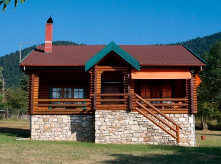 Una pequeña casa de madera con escaleras que conducen a ella.
