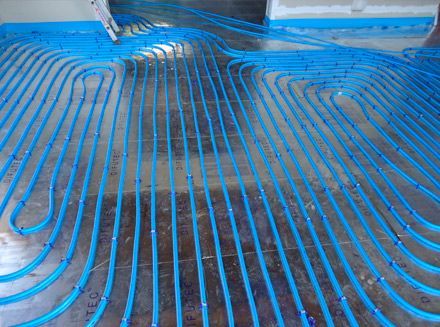 Un montón de tubos azules yacen sobre un suelo de baldosas.