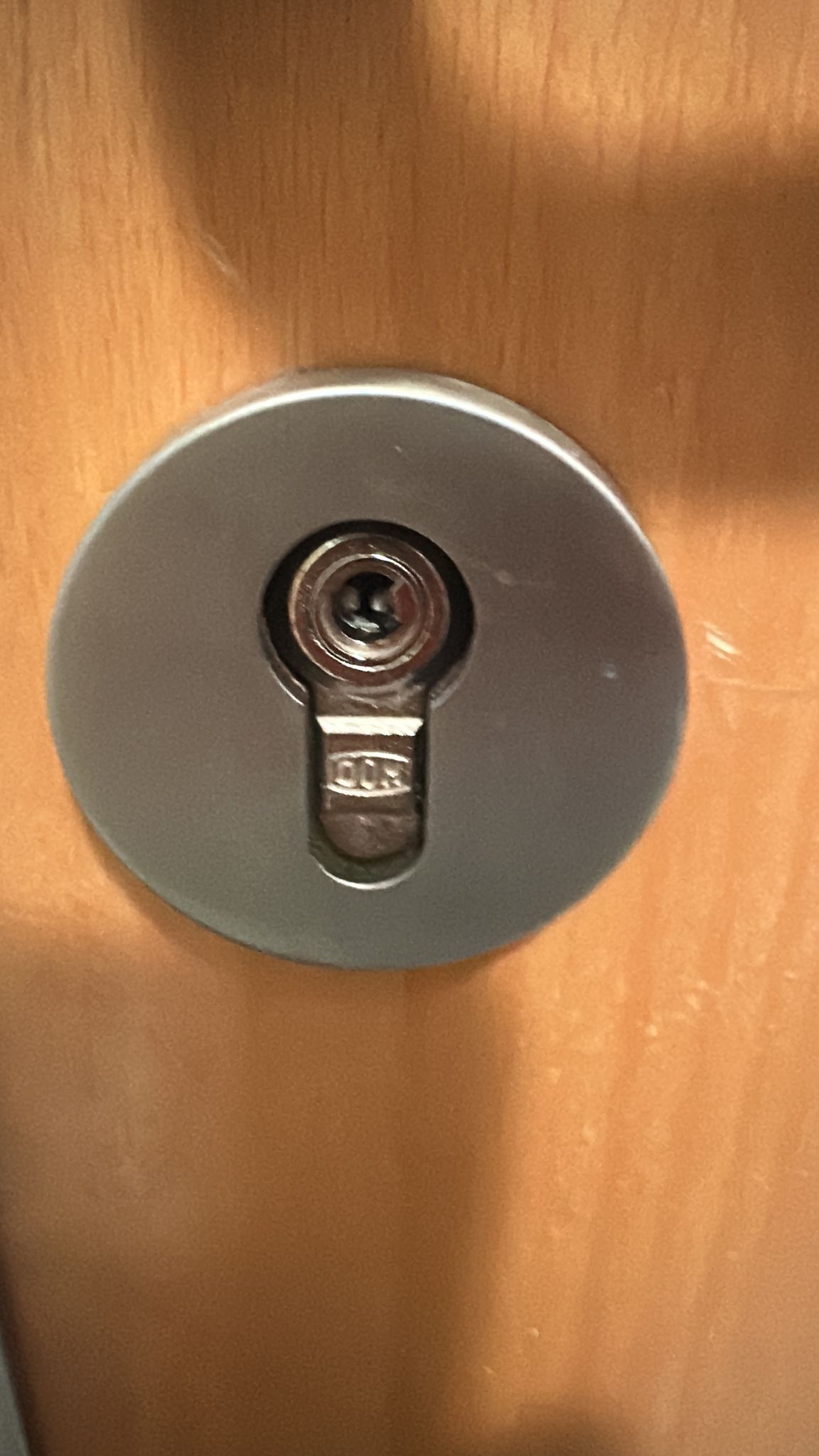 Una persona está presionando un botón en una caja fuerte doméstica fácil de usar.